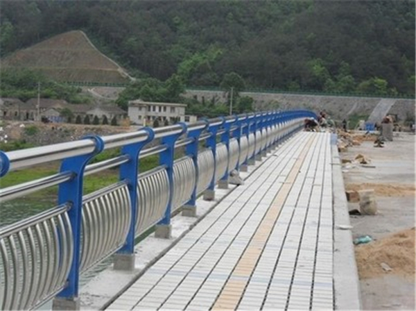 防城港不锈钢桥梁护栏的特性及其在现代建筑中的应用